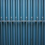 Профнастил вместо изгороди: почему этот забор так популярен и как сделать его правильно