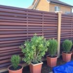 Как правильно смонтировать забор из ламелей: понятный план от разметки до финиша