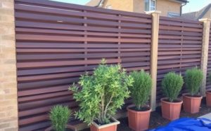 Как правильно смонтировать забор из ламелей: понятный план от разметки до финиша